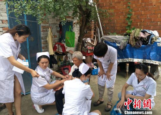 湖北鐘祥:醫(yī)療專家入村戶 健康扶貧惠百姓 湖北鐘祥:醫(yī)療專家入村戶 健康扶貧惠百姓