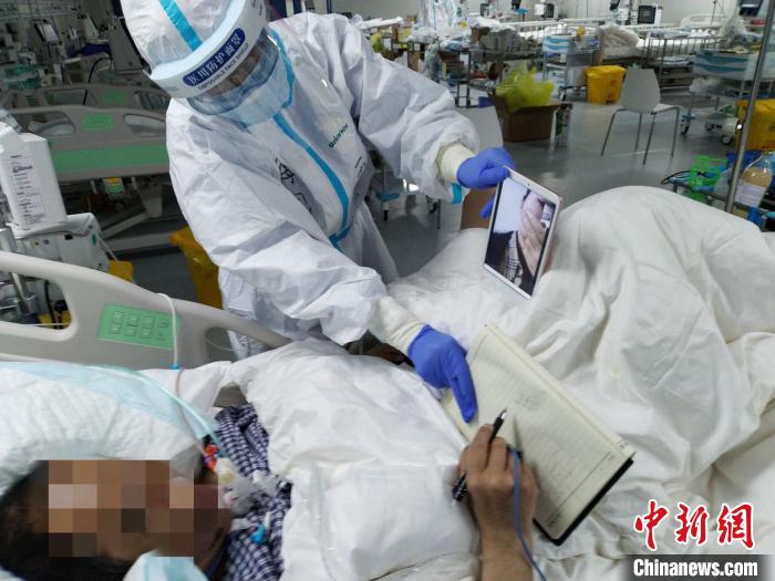 醫師節最好的禮物:新冠肺炎重癥痊愈患者發來視頻祝福-易網<a href=http://www.weilaijie.cn/ target=_blank class=infotextkey>健康養生</a>網 醫師節最好的禮物:新冠肺炎重癥痊愈患者發來視頻祝福