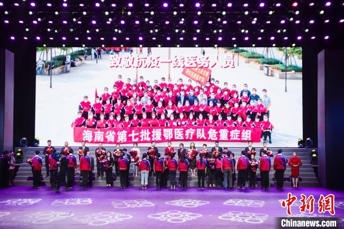 武漢同濟(jì)醫(yī)院建院120周年 援鄂醫(yī)療隊(duì)員為其“慶生”-易網(wǎng)健康<a href=http://www.weilaijie.cn/jkys/ target=_blank class=infotextkey>養(yǎng)生</a>網(wǎng) 武漢同濟(jì)醫(yī)院建院120周年 援鄂醫(yī)療隊(duì)員為其“慶生”