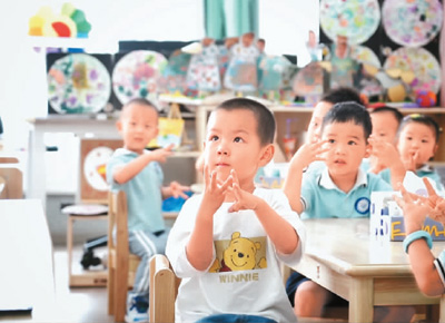 跟著媽媽去上班(我家的難事解決了·幼有所育)-易網(wǎng)<a href=http://www.weilaijie.cn/ target=_blank class=infotextkey>健康養(yǎng)生</a>網(wǎng) 跟著媽媽去上班(我家的難事解決了·幼有所育)