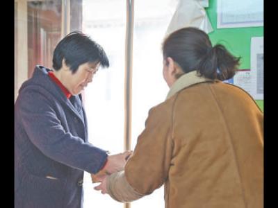 有了智能手機，67歲的高蓮翠學(xué)會網(wǎng)購年貨（民生一線·銀發(fā)經(jīng)濟(jì)促消費）