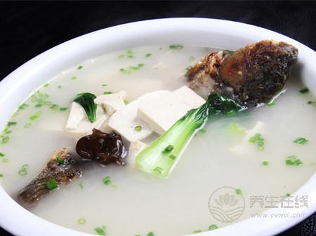 鯽魚湯有哪些簡單的做法 鯽魚湯的簡易做法-易網健康養生網 鯽魚湯有哪些簡單的做法 鯽魚湯的簡易做法