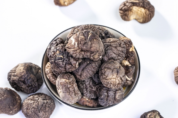 干香菇發霉了洗了還能吃嗎 干香菇發霉曬一下還可以吃嗎-易網<a href=http://www.weilaijie.cn/ target=_blank class=infotextkey>健康養生</a>網 干香菇發霉了洗了還能吃嗎 干香菇發霉曬一下還可以吃嗎