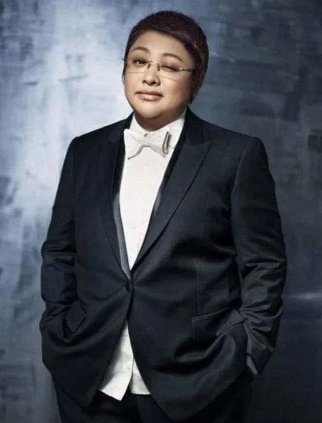 韓紅與貼心神秘男子現身機場，她不僅瘦了還可能好事將近？