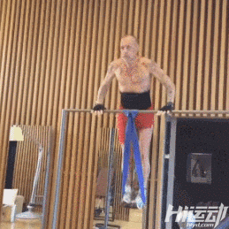 50歲堅持健身練好身材，輕松追到小20歲的模特女友！我差點就信了