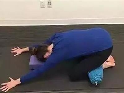 女性練習(xí)瑜伽注意協(xié)調(diào)性，三組瑜伽動作加強力量訓(xùn)練