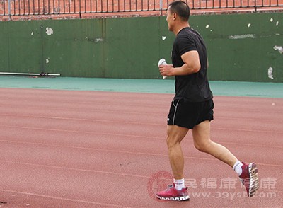 哪個時間段適合跑步 早上還是晚上 跑錯了可能傷身