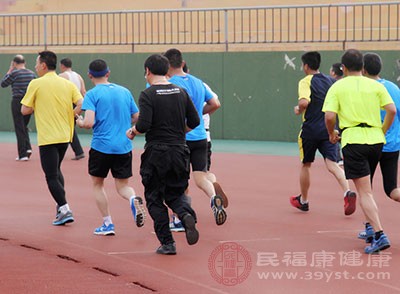 做俯臥撐和堅持跑步 哪種鍛煉方式對身體好 不同人應該怎么選