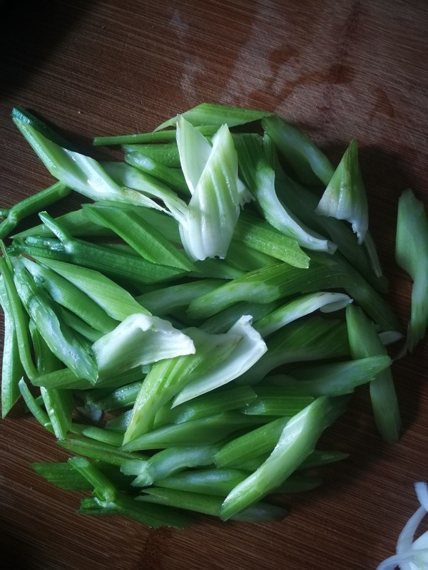 西芹蝦仁的做法-家常味炒菜譜