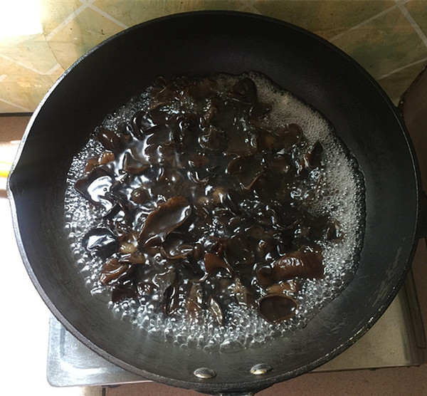 黃瓜拌黑木耳的做法-酸辣味拌菜譜-易網健康養生網 黃瓜拌黑木耳的做法-酸辣味拌菜譜