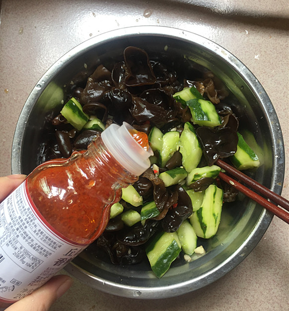 黃瓜拌黑木耳的做法-酸辣味拌菜譜-易網健康養生網 黃瓜拌黑木耳的做法-酸辣味拌菜譜