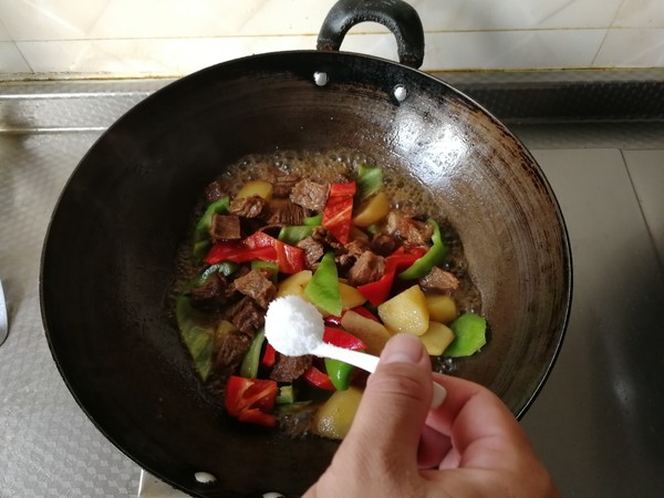 青紅椒土豆燉牛肉的做法-咸鮮味燉菜譜-易網健康養生網 青紅椒土豆燉牛肉的做法-咸鮮味燉菜譜