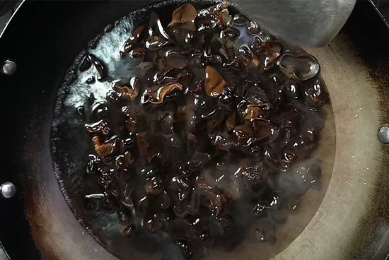 涼拌黑木耳的做法-酸辣味拌菜譜-易網(wǎng)健康養(yǎng)生網(wǎng) 涼拌黑木耳的做法-酸辣味拌菜譜