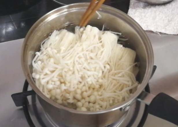涼拌金針菇的做法-酸甜味拌菜譜-易網(wǎng)<a href=http://www.weilaijie.cn/ target=_blank class=infotextkey>健康養(yǎng)生</a>網(wǎng) 涼拌金針菇的做法-酸甜味拌菜譜