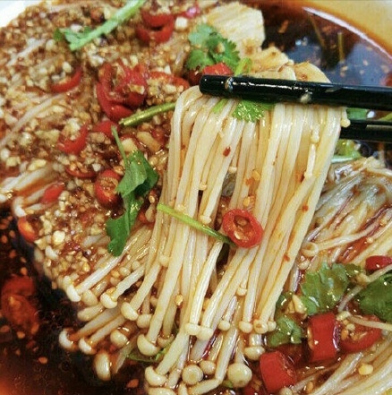 紅油金針菇的做法-家常味拌菜譜-易網(wǎng)健康養(yǎng)生網(wǎng) 紅油金針菇的做法-家常味拌菜譜