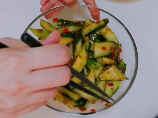 涼拌青瓜的做法-家常味拌菜譜-易網健康養生網 涼拌青瓜的做法-家常味拌菜譜