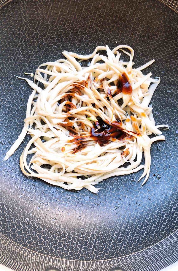 青椒炒杏鮑菇的做法-咸鮮味炒菜譜