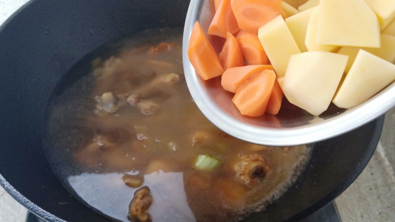 雞腿燉土豆的做法-醬香味燉菜譜