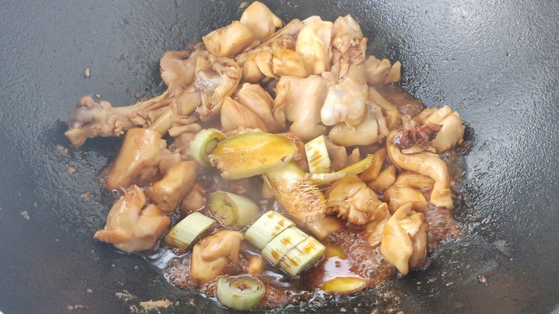 雞腿燉土豆的做法-醬香味燉菜譜