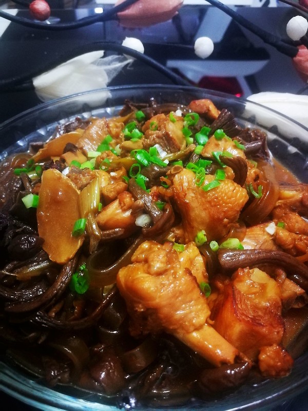 雞腿燉蘑菇的做法-家常味燉菜譜-易網健康養生網 雞腿燉蘑菇的做法-家常味燉菜譜