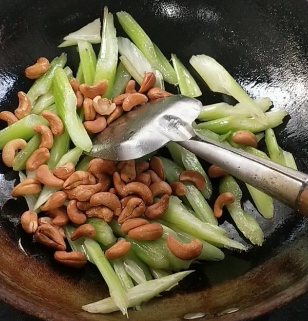 西芹腰果的做法-咸鮮味炒菜譜