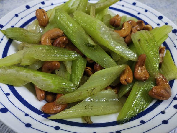西芹腰果的做法-咸鮮味炒菜譜-易網(wǎng)健康養(yǎng)生網(wǎng) 西芹腰果的做法-咸鮮味炒菜譜