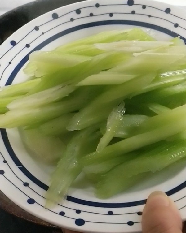 西芹腰果的做法-咸鮮味炒菜譜