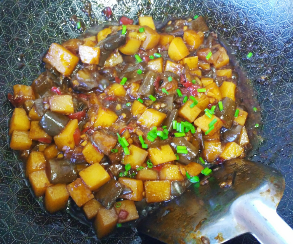 紅燒茄子土豆的做法-家常味炒菜譜-易網健康養生網 紅燒茄子土豆的做法-家常味炒菜譜