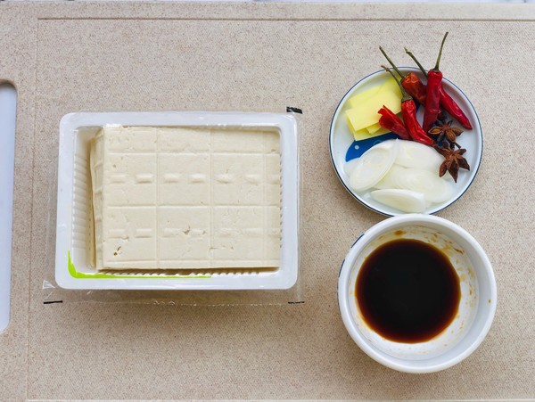 紅燒三角豆腐的做法-家常味炒菜譜-易網<a href=http://www.weilaijie.cn/ target=_blank class=infotextkey>健康養生</a>網 紅燒三角豆腐的做法-家常味炒菜譜