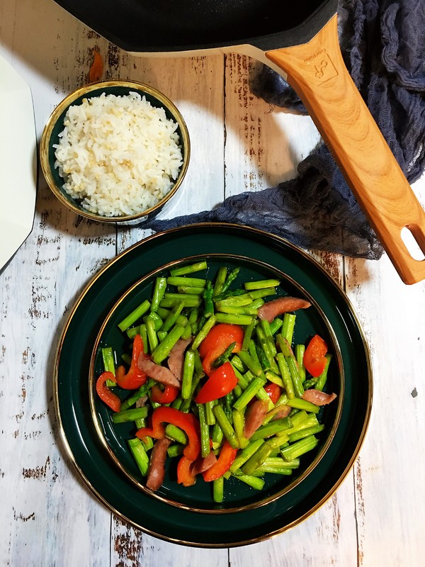 蘆筍香腸的做法-家常味炒菜譜-易網健康養生網 蘆筍香腸的做法-家常味炒菜譜