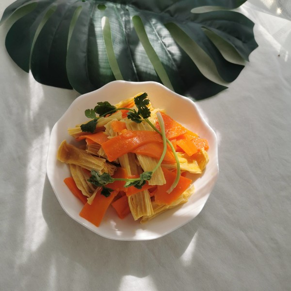 胡蘿卜炒腐竹的做法-家常味炒菜譜-易網(wǎng)健康養(yǎng)生網(wǎng) 胡蘿卜炒腐竹的做法-家常味炒菜譜