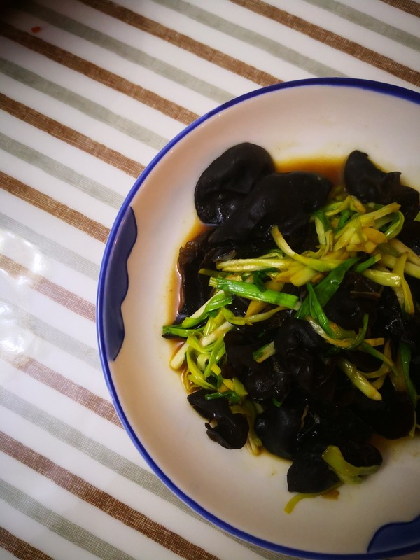 木耳炒蒜苗的做法-家常味炒菜譜-易網(wǎng)健康養(yǎng)生網(wǎng) 木耳炒蒜苗的做法-家常味炒菜譜