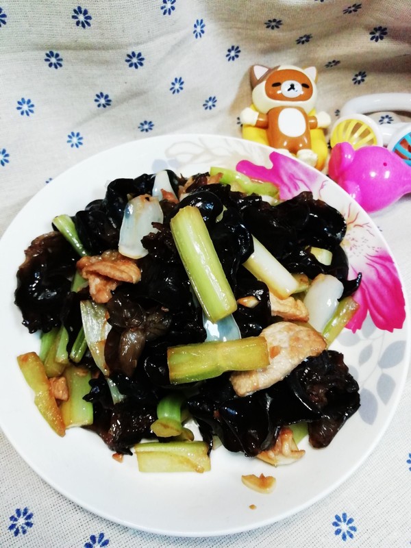 西芹木耳炒百合的做法-家常味炒菜譜-易網健康養生網 西芹木耳炒百合的做法-家常味炒菜譜