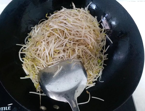 爆炒。酸辣綠豆芽的做法-咸鮮味炒菜譜