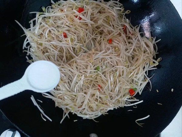 爆炒。酸辣綠豆芽的做法-咸鮮味炒菜譜