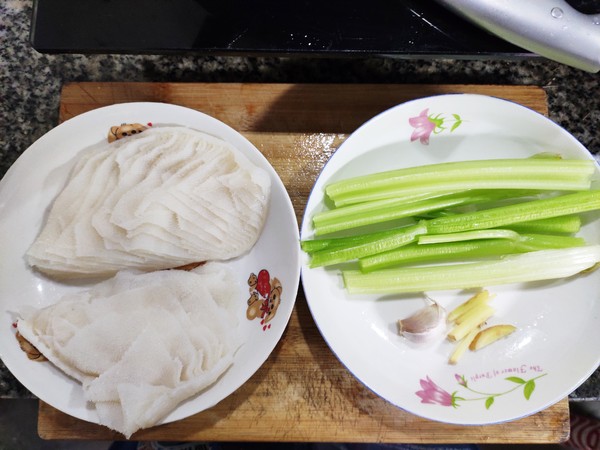 西芹涼拌牛百葉的做法-家常味拌菜譜-易網<a href=http://www.weilaijie.cn/ target=_blank class=infotextkey>健康養生</a>網 西芹涼拌牛百葉的做法-家常味拌菜譜