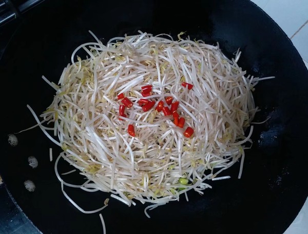 爆炒。酸辣綠豆芽的做法-咸鮮味炒菜譜