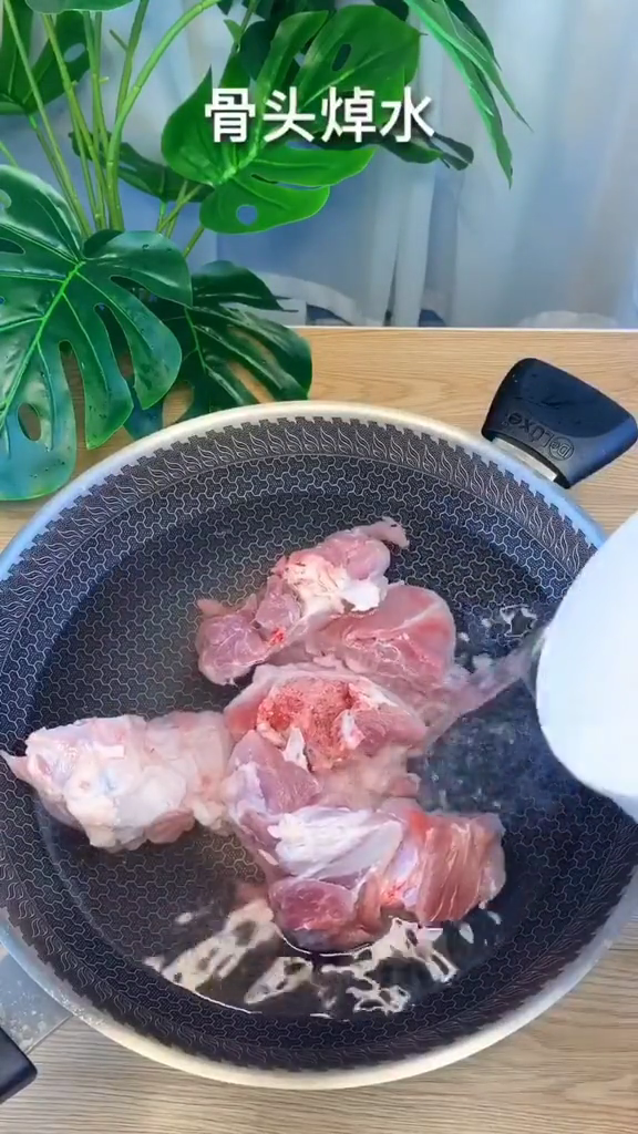 胡蘿卜玉米排骨湯的做法-咸鮮味煮菜譜