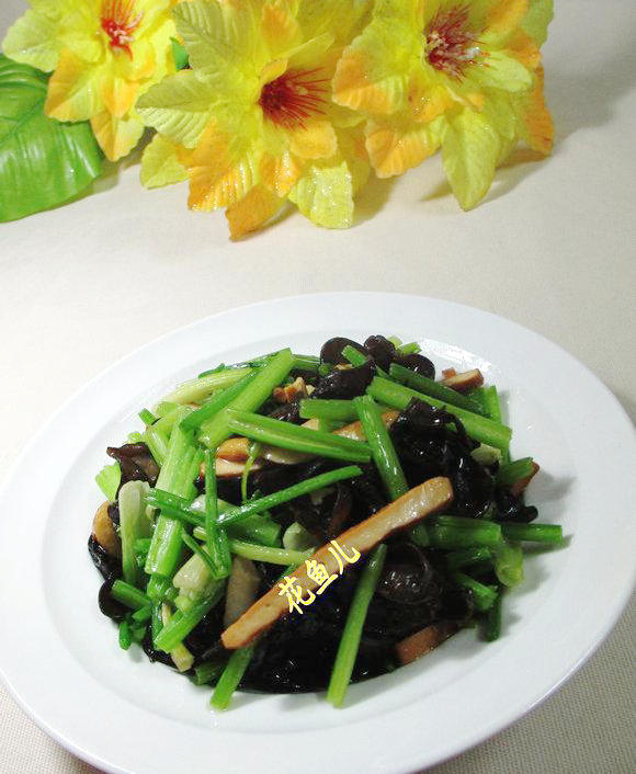 黑木耳香干炒芹菜的做法-家常味炒菜譜-易網健康養生網 黑木耳香干炒芹菜的做法-家常味炒菜譜