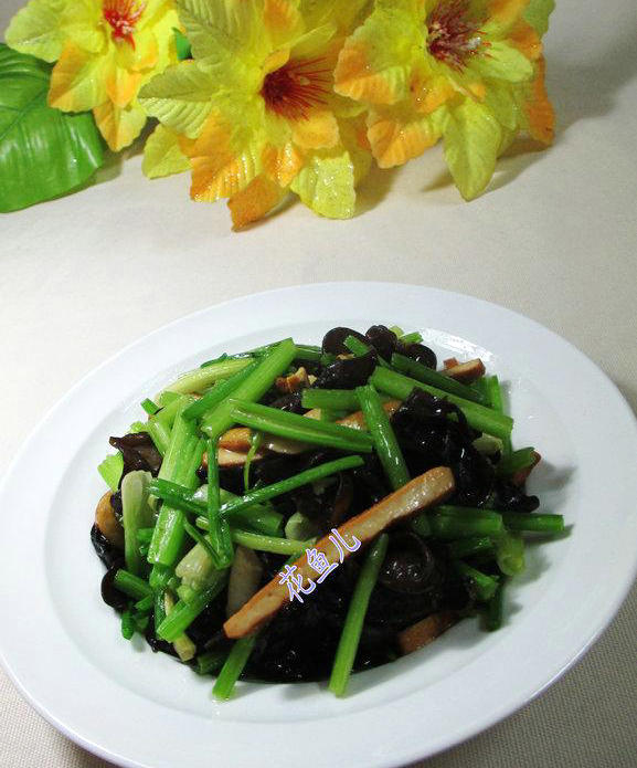 黑木耳香干炒芹菜的做法-家常味炒菜譜-易網健康養生網 黑木耳香干炒芹菜的做法-家常味炒菜譜