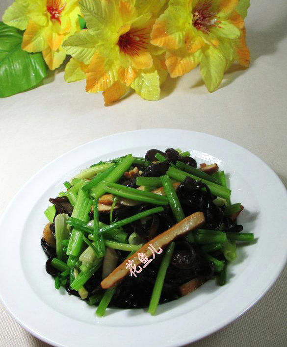 黑木耳香干炒芹菜的做法-家常味炒菜譜-易網健康養生網 黑木耳香干炒芹菜的做法-家常味炒菜譜