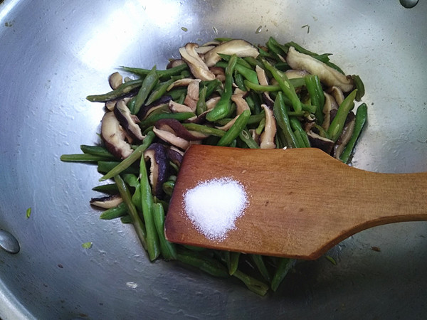 香菇豆角絲的做法-家常味炒菜譜