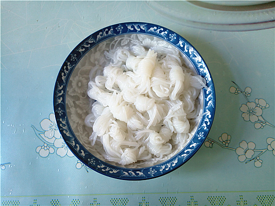 涼拌魔芋結(jié)的做法-酸辣味拌菜譜-易網(wǎng)<a href=http://www.weilaijie.cn/ target=_blank class=infotextkey>健康養(yǎng)生</a>網(wǎng) 涼拌魔芋結(jié)的做法-酸辣味拌菜譜