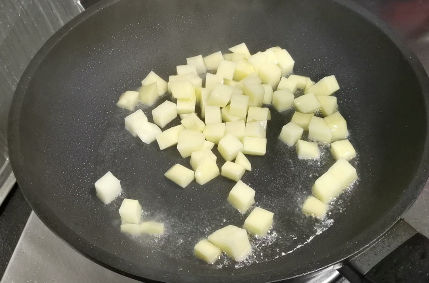 土豆炒牛肉的做法-家常味炒菜譜