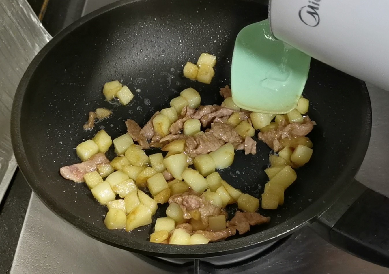 土豆炒牛肉的做法-家常味炒菜譜