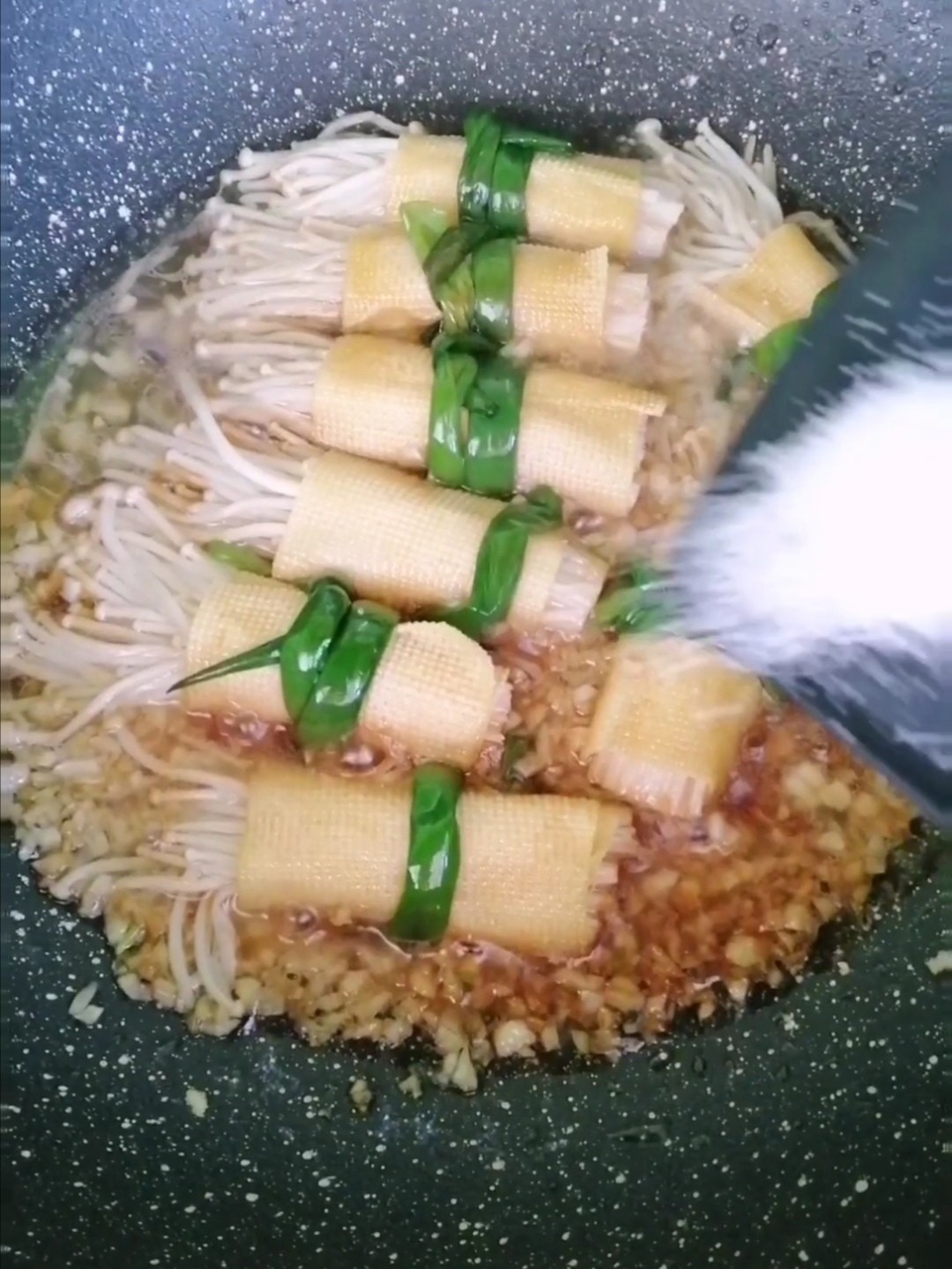 豆皮金針菇卷的做法-家常味炒菜譜