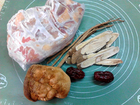 參芪猴菇燉雞的做法-咸鮮味燉菜譜-易網<a href=http://www.weilaijie.cn/ target=_blank class=infotextkey>健康養生</a>網 參芪猴菇燉雞的做法-咸鮮味燉菜譜