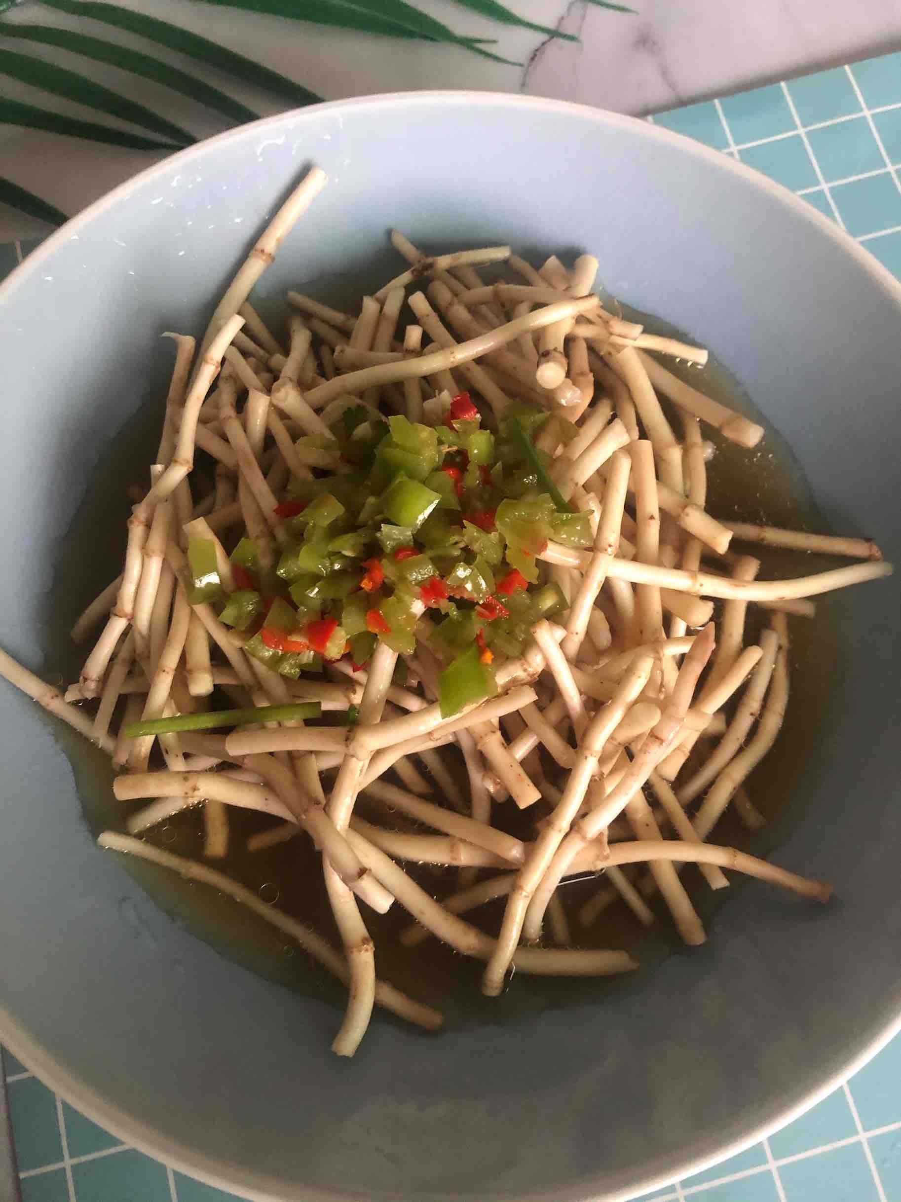 涼拌折耳根的做法-家常味拌菜譜-易網健康養生網 涼拌折耳根的做法-家常味拌菜譜