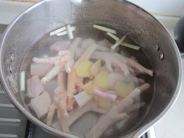 鹵水雞爪的做法-家常味鹵菜譜-易網健康養生網 鹵水雞爪的做法-家常味鹵菜譜