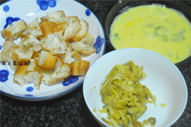 入味炒油條的做法-家常味炒菜譜-易網<a href=http://www.weilaijie.cn/ target=_blank class=infotextkey>健康養生</a>網 入味炒油條的做法-家常味炒菜譜